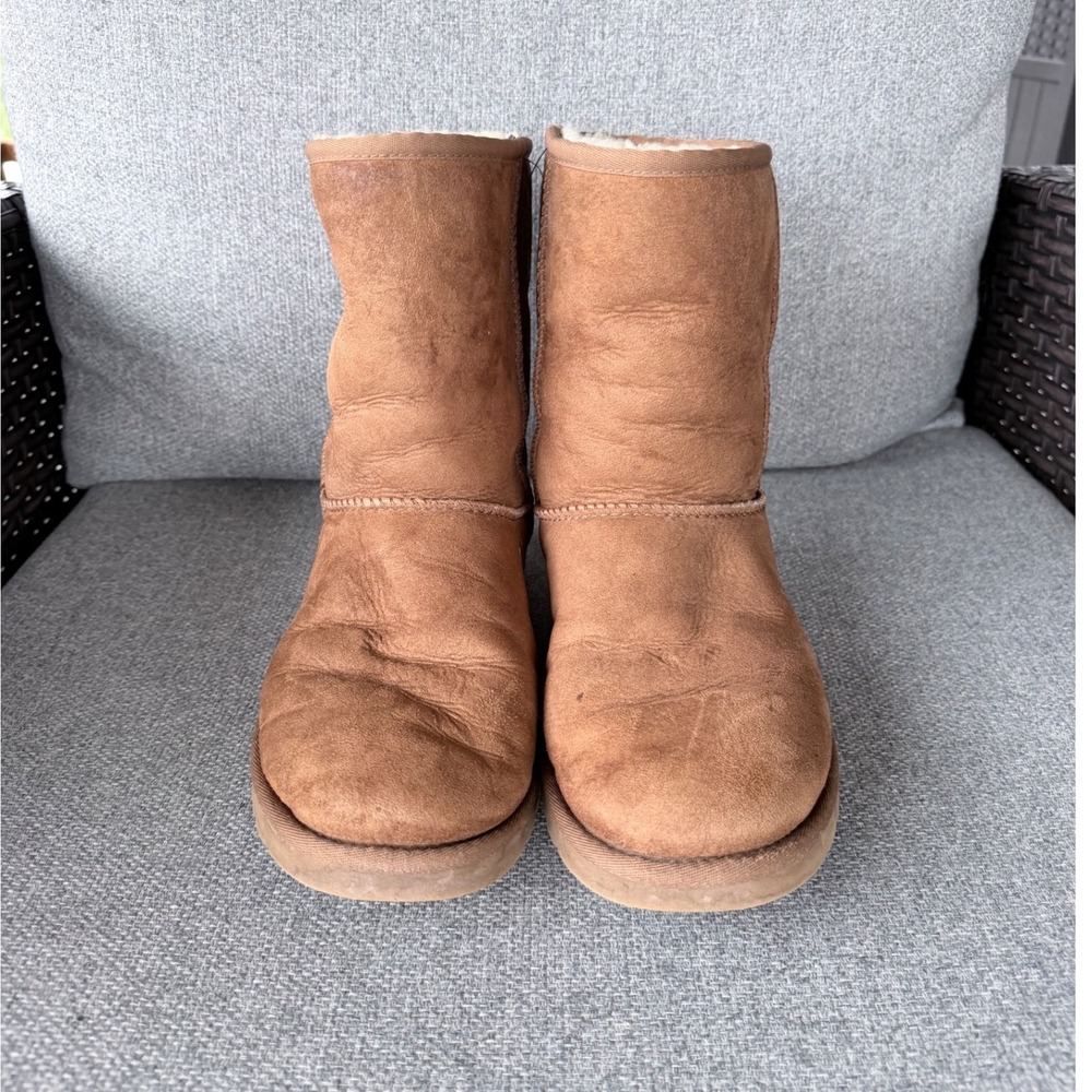 Womens 9 UGG Classic Short Boots Chestnut Sheepskin Suede Winter Boho 5825